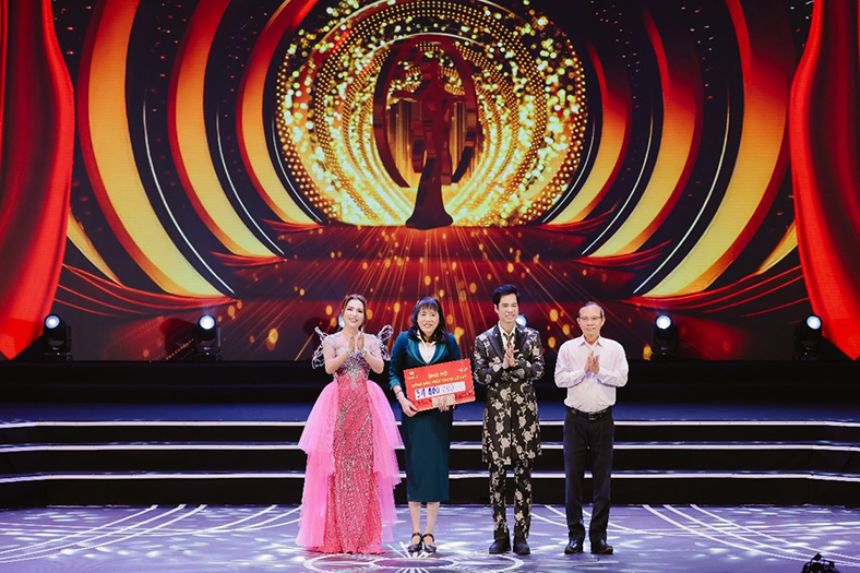 Trao 155 triệu đồng ủng hộ đồng bào miền Trung tại đêm chung kết Miss Asian 2025