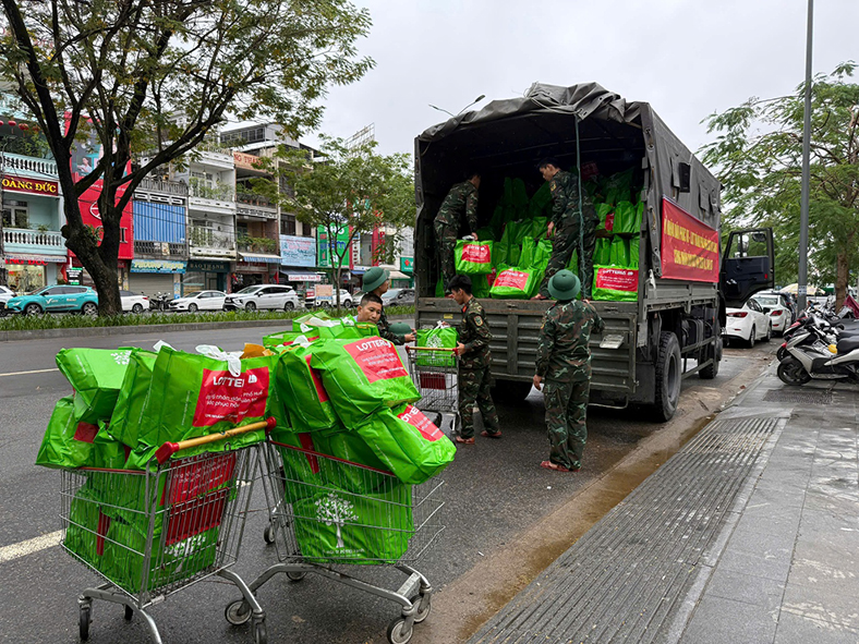 Chi nhánh Lotteria Việt Nam miền Trung gửi 1.000 phần quà tới nhân dân Huế