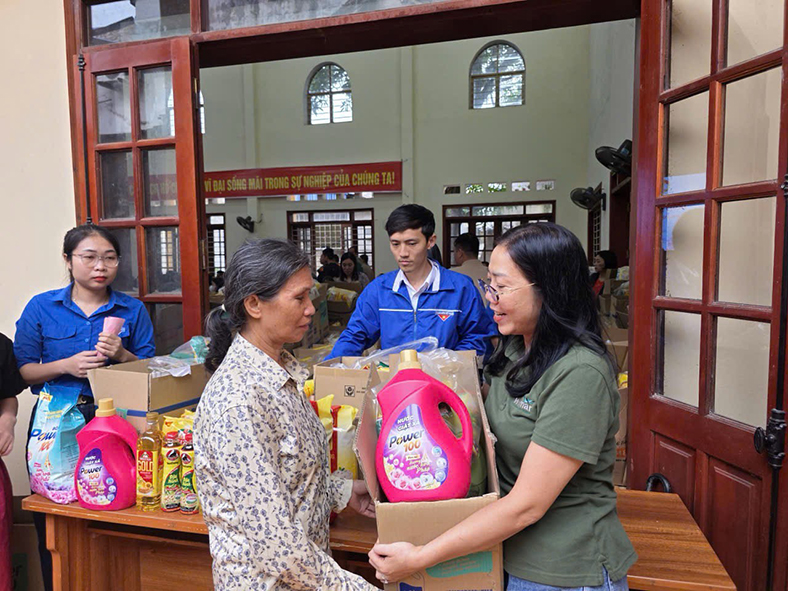 Wilmar CLV trao 15 tỉ đồng hỗ trợ khắc phục hậu quả bão lũ