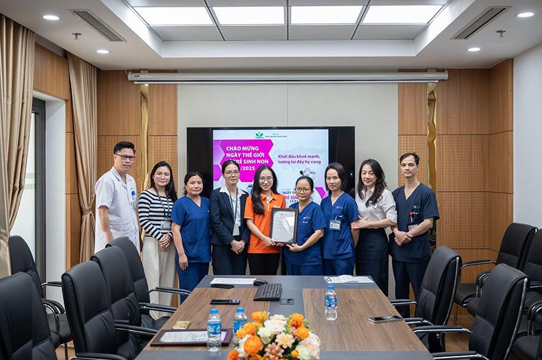 Gooby trao 150 phần quà nhân ngày trẻ sinh non tại BV Nhi Trung ương