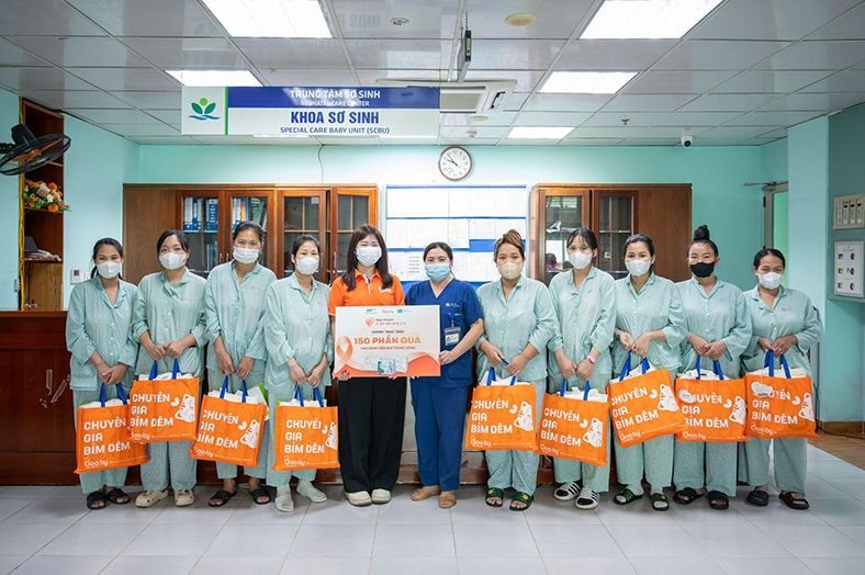 Gooby trao 150 phần quà nhân ngày trẻ sinh non tại BV Nhi Trung ương