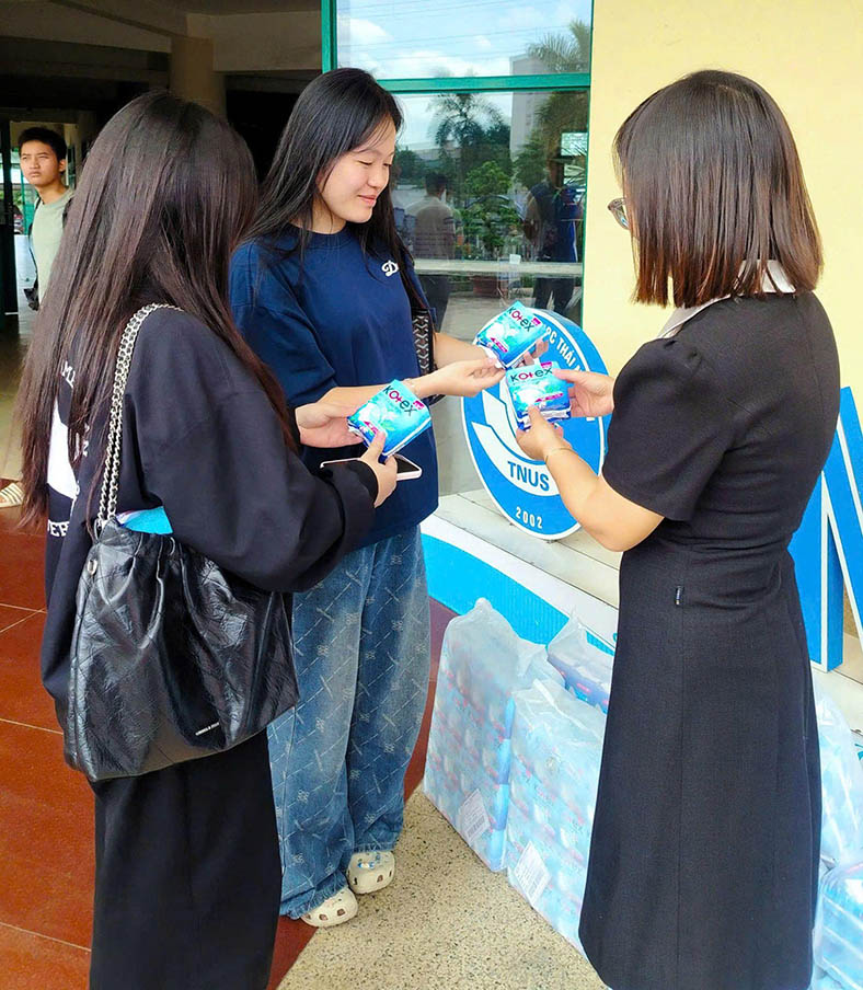 Kotex, SCDI trao 13.000 phần quà hỗ trợ phụ nữ miền Bắc sau lũ